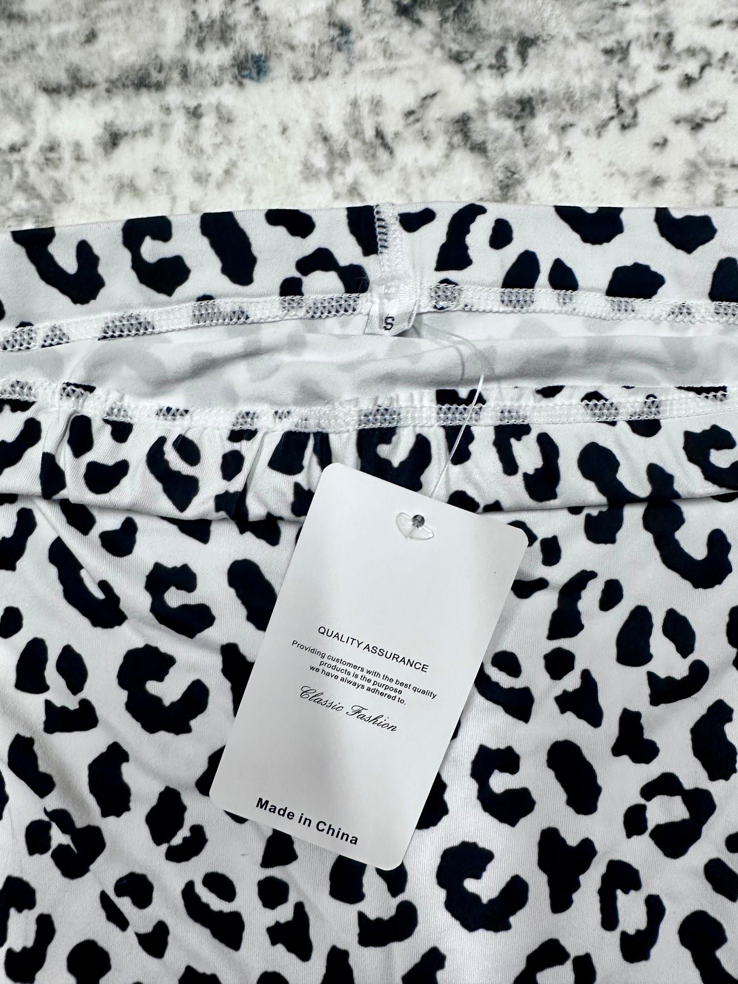 White Leopard Print Stretchy Summer Mid Thigh Legging (Size Small)