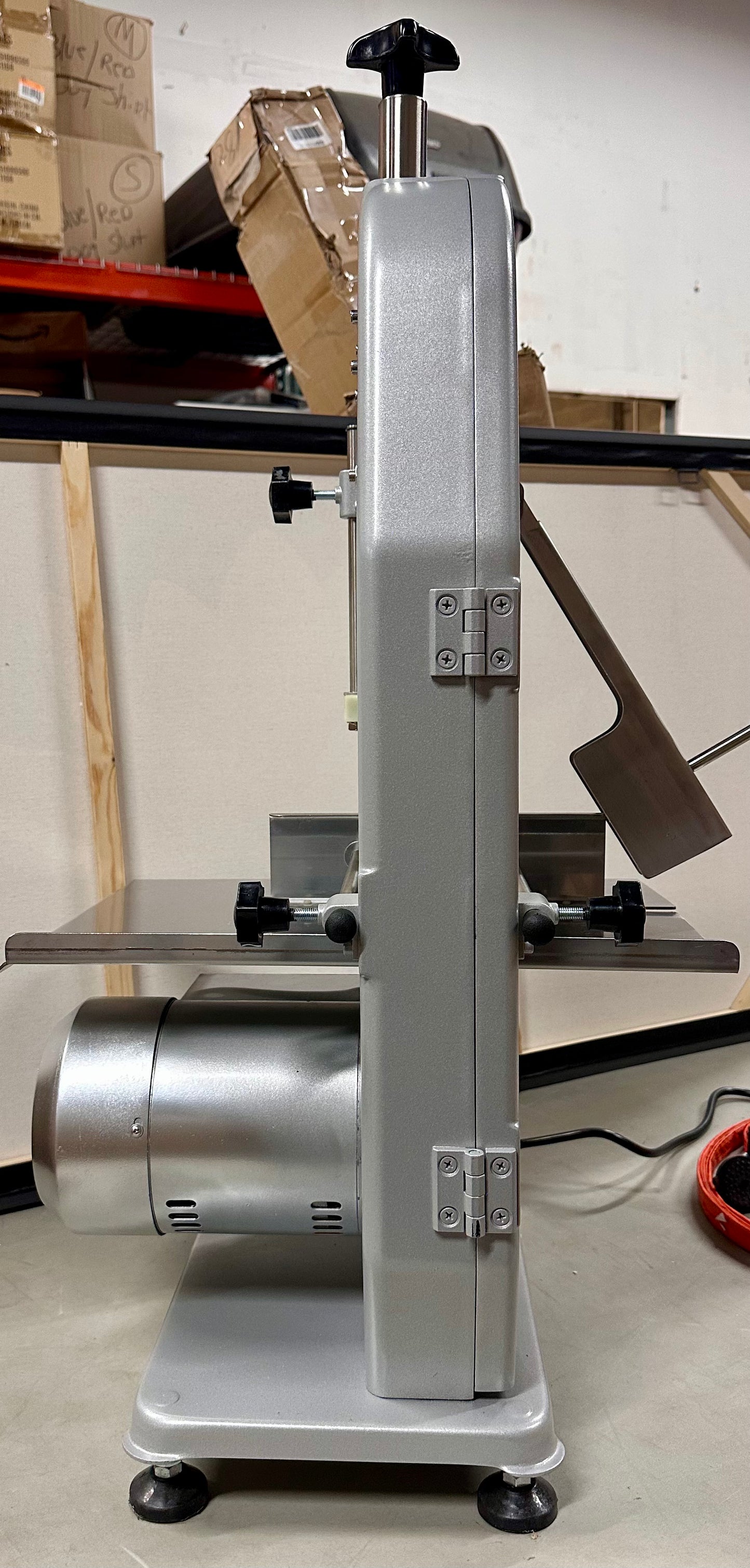 1500W Electric Bone Saw Machine, 0.8-5.9 Inch Cutting Thickness,2.6HP Frozen Meat Cutter 110V Commercial Bandsaw Machine, 20”x25” Table Saw for Chicken, Fish, Beef, Equipped with 6 Saw Blades (R678)