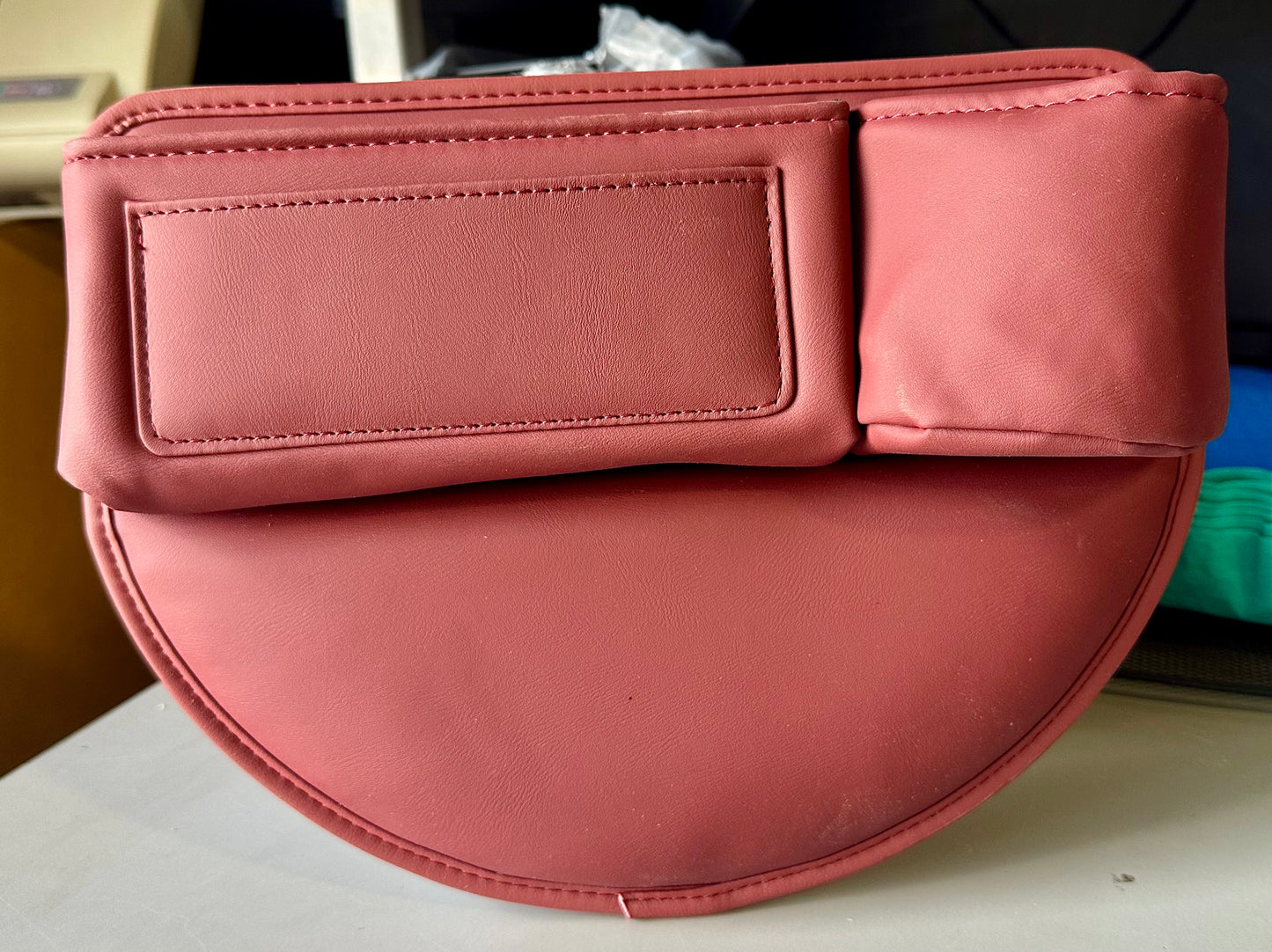 Car Gap Storage Box Between Seats Gap, Car Leather Cup Holder Gap Bag, Leather Car Seat Pocket Gap Filler Organizer with Cup Holder for Phones, Glasses, Keys and Cards gut
