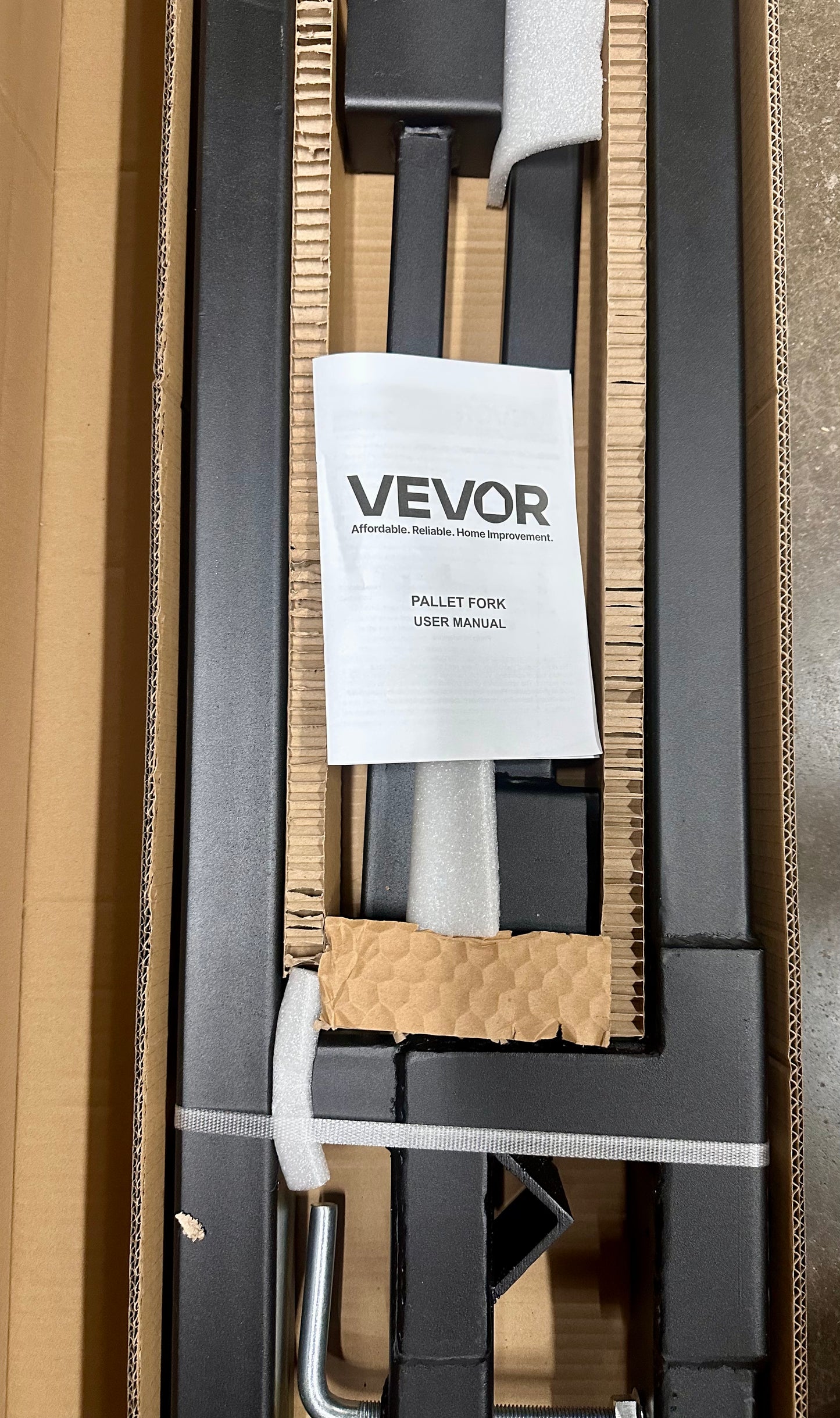 VEVOR Pallet Forks, 2000 lbs Clamp on Pallet Forks, 60" Total Length Heavy Duty Pallet Forks with Adjustable Stabilizer Bar, Tractor Bucket Forks for Tractor Attachments, Skid Steer, Loader Bucket (G915)