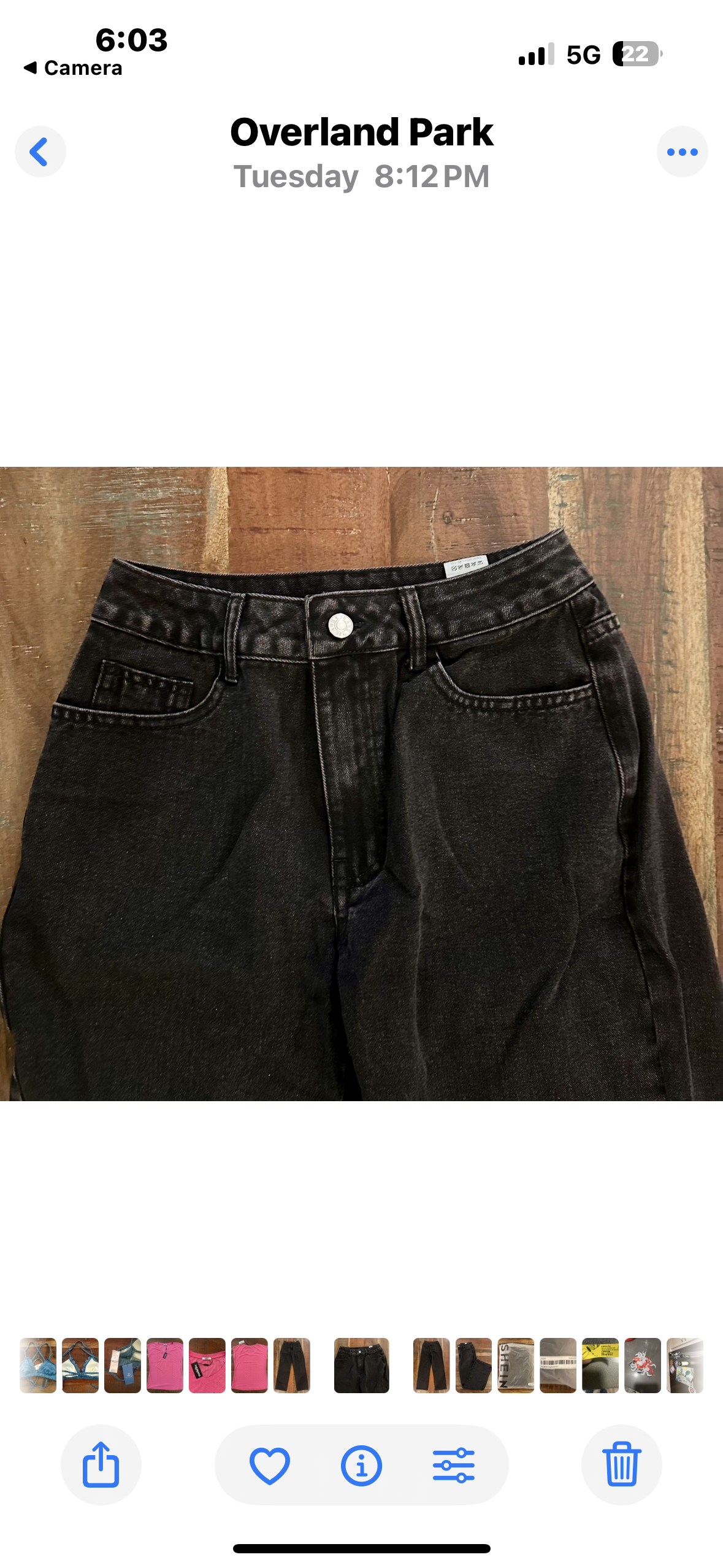 Women’s Mid Wasted Sraight Mid Rise Black Jeans. (Size 26 )