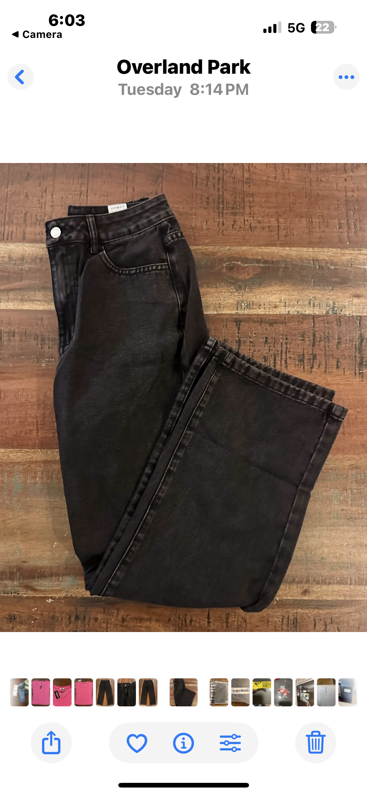 Women’s Mid Wasted Sraight Mid Rise Black Jeans. (Size 26 )