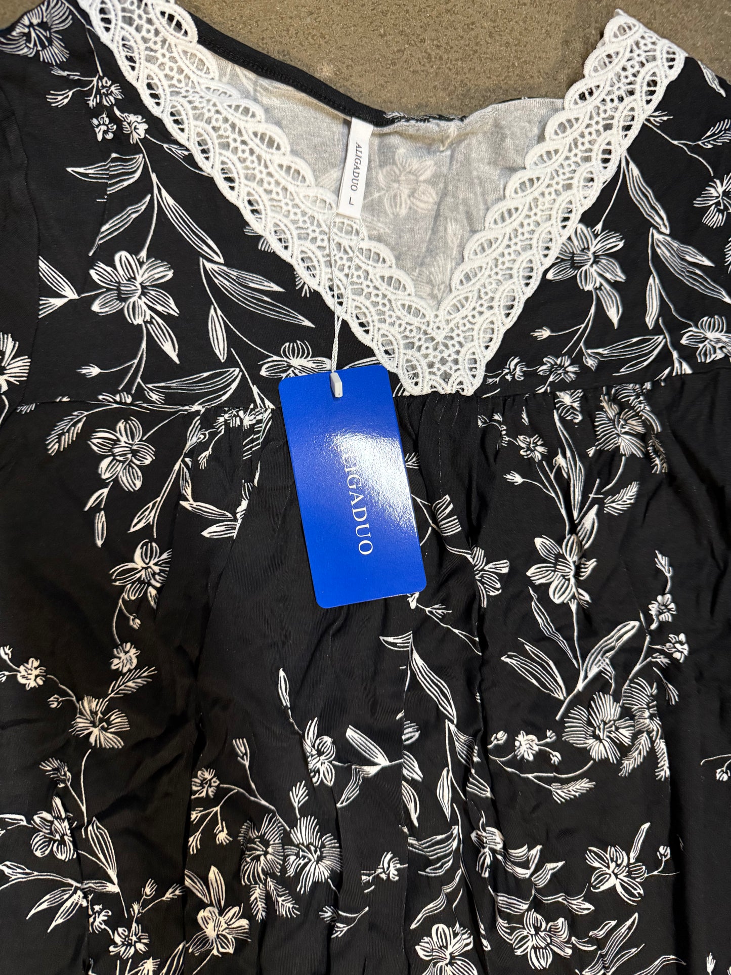 Women's Black/White Flowy Blouse (Size Large)