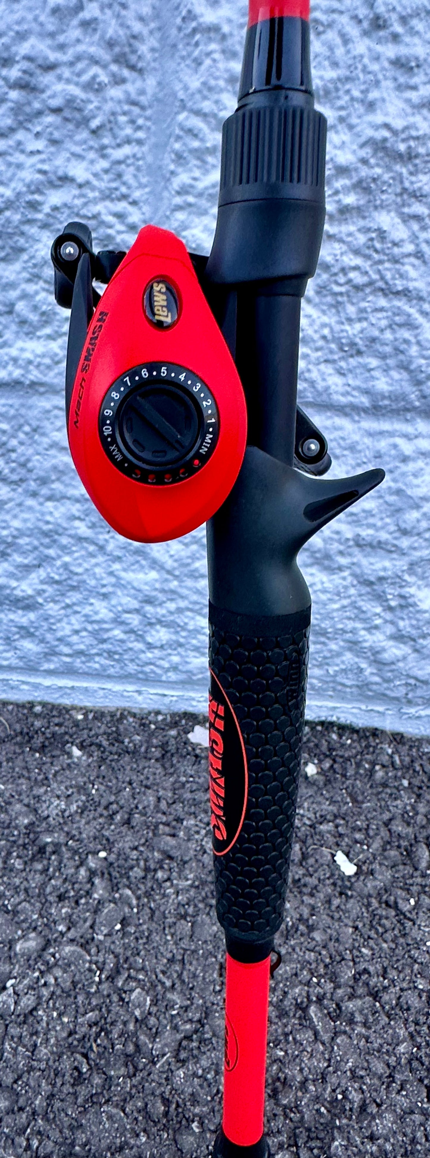 Lew's MACH Smash Baitcast Reel and Fishing Rod Combo, IM6 Graphite Blank Fishing Rod, Split Grip Winn Dri-Tac Handle, Fluorescent Red (W540)