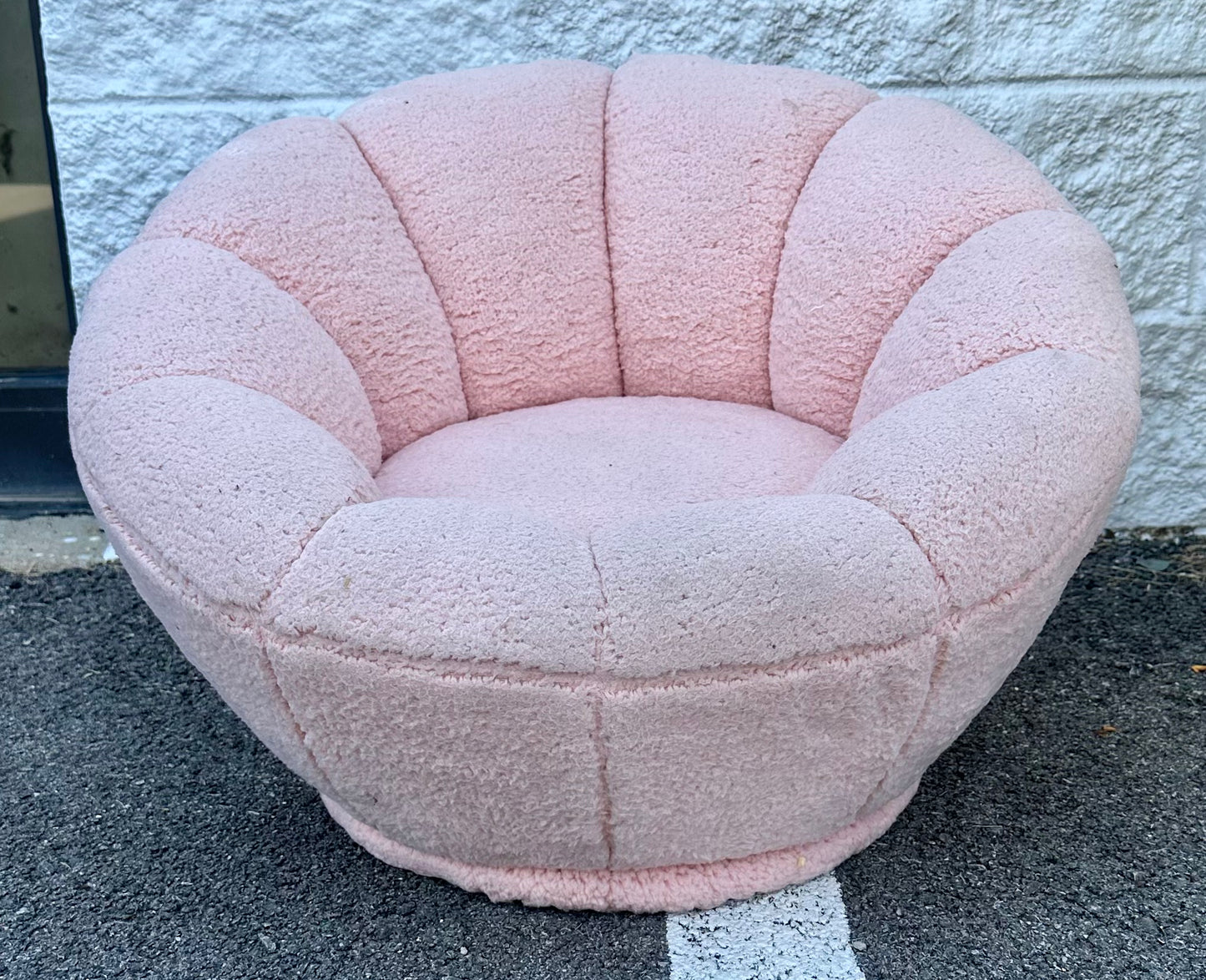 kids’ plush seashell accent chair with teddy/bouclé-style upholstery