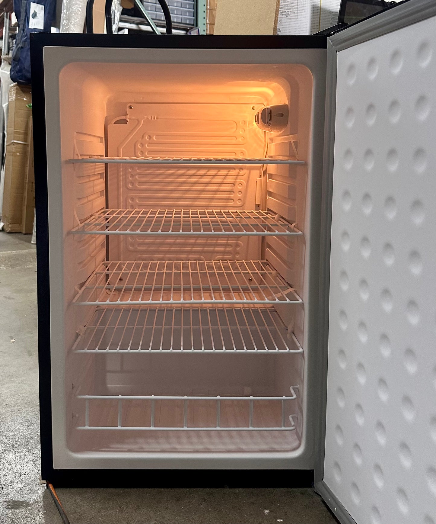 Beverage Cooler & Mini Fridge, 4.3 Cu.ft./ 122L with Reversible Solid Door, (R598)