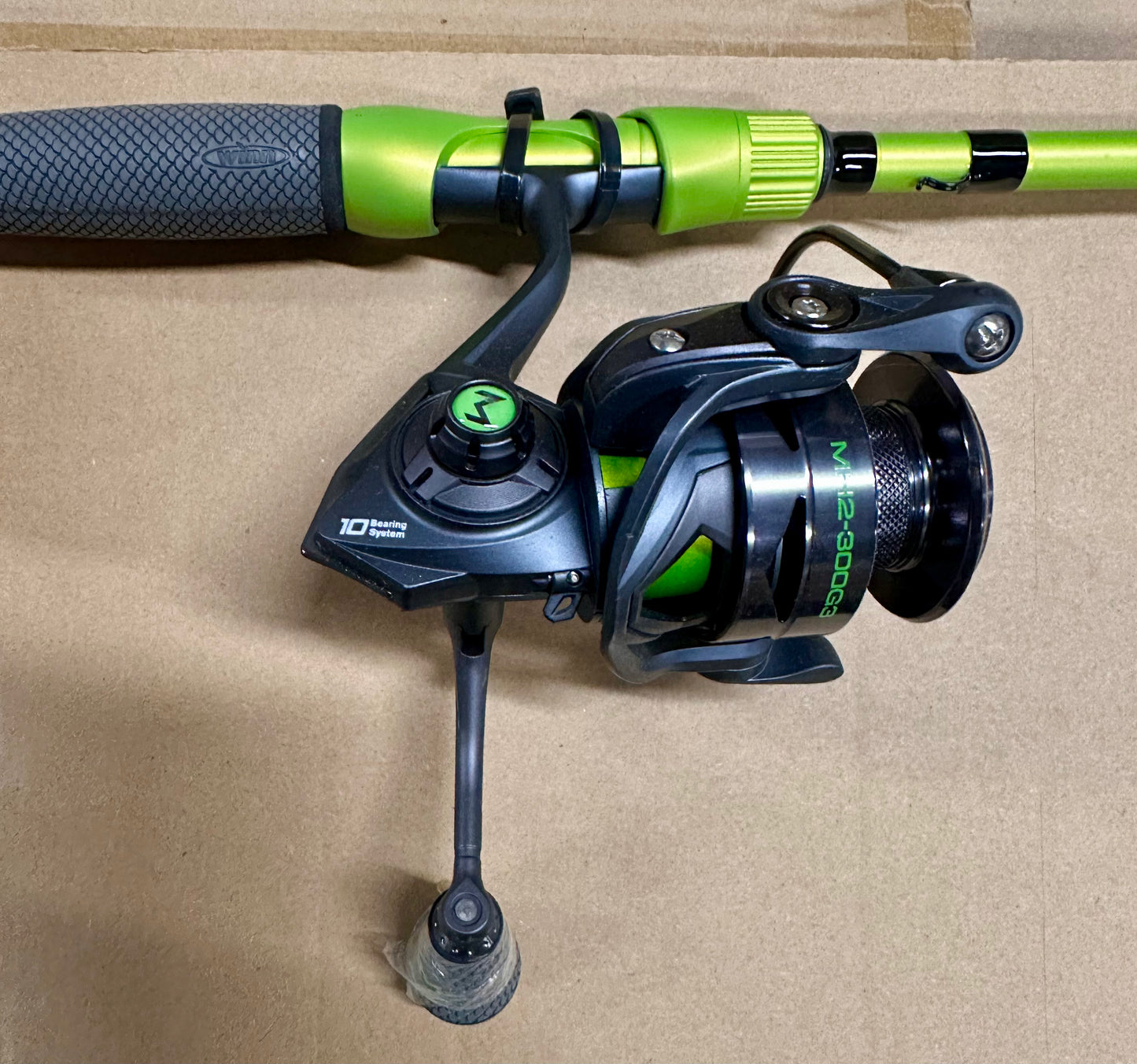 Lew's MACH 2 Spinning Reel and Fishing Rod Combo, IM8 Graphite Blank Fishing Rod, Right or Left-Hand Retrieve, Winn Dri-Tac Ultra Handle, Black/Green (W536)
