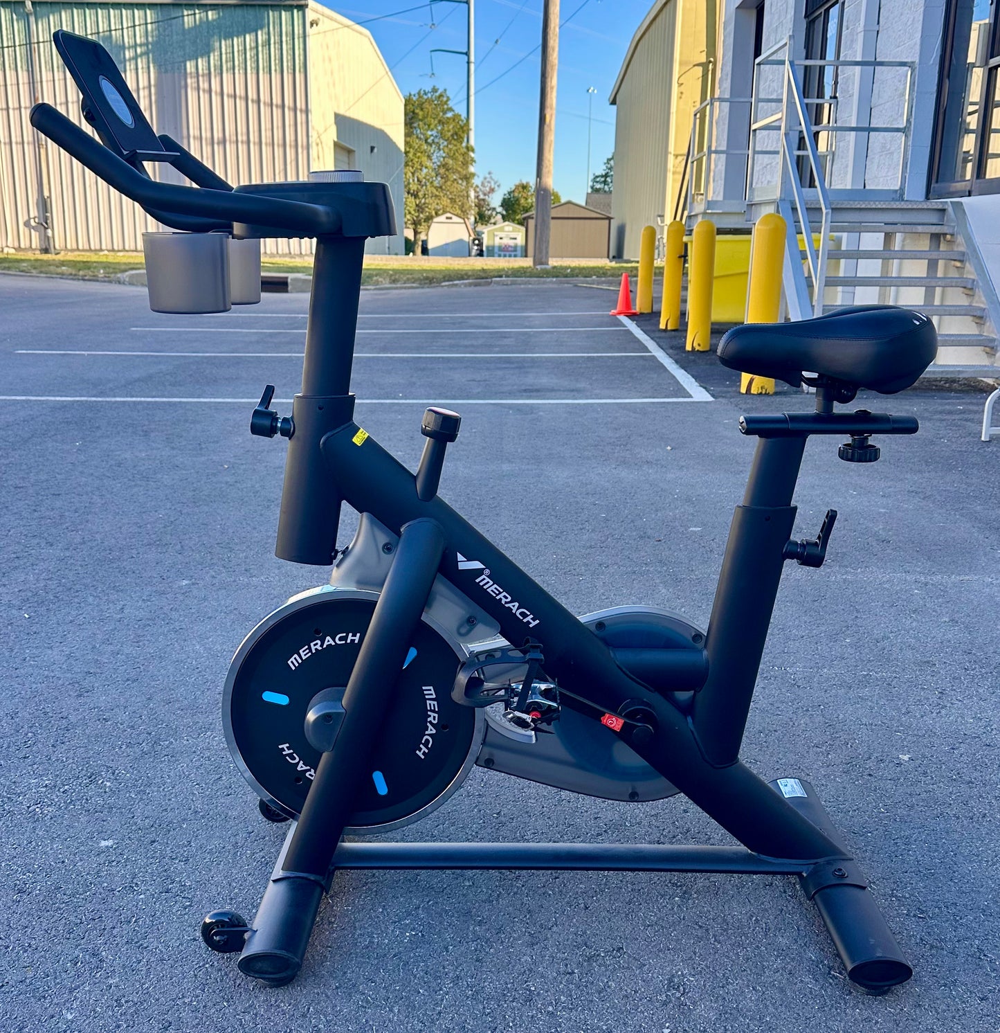 MERACH Stationary Exercise Bike, Low Noise Indoor Cycling Bike with 300lbs Weight Capacity, Tablet Mount and Fitness Courses for Weight Loss (W517))