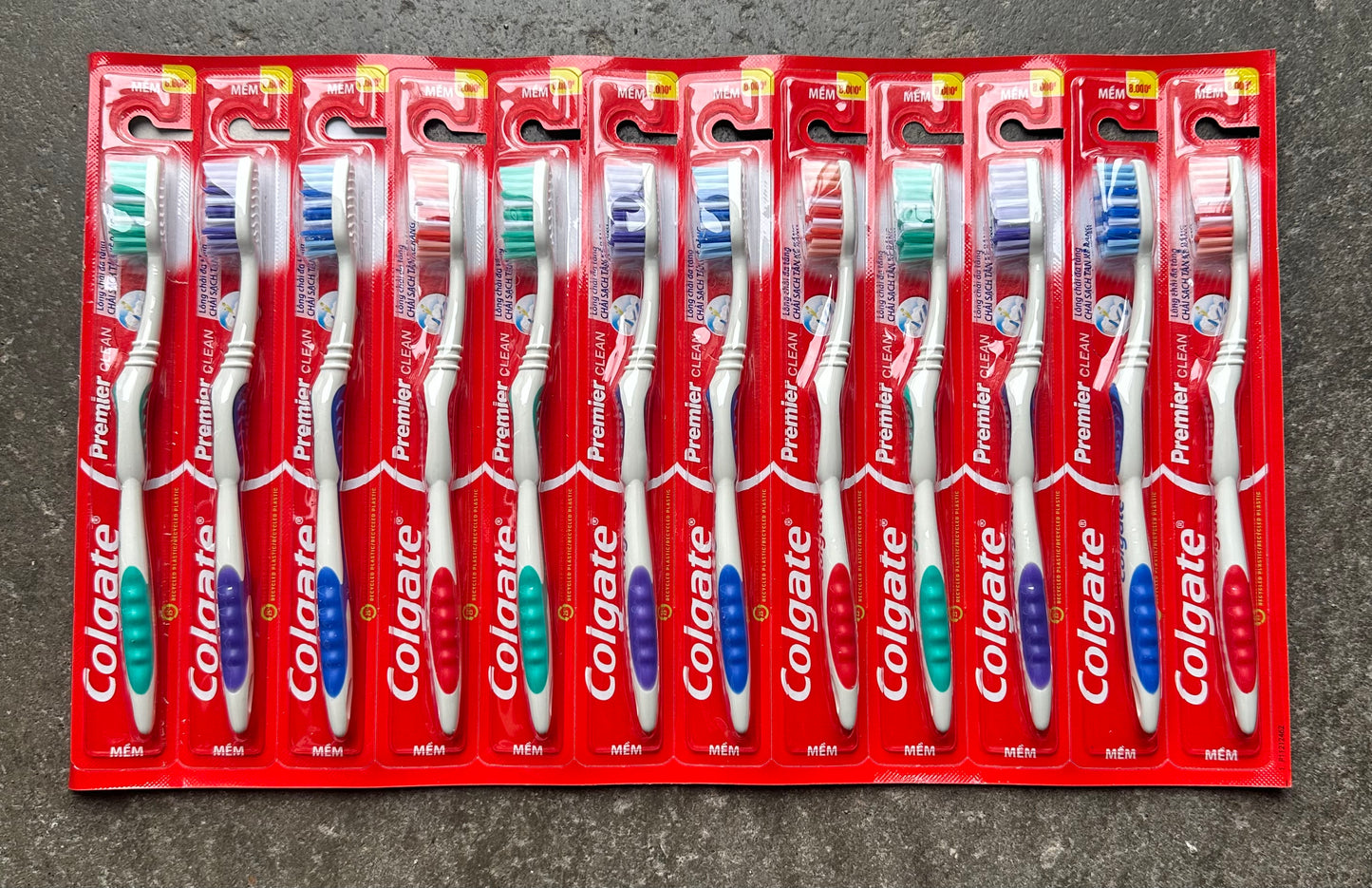 Colgate Toothbrushes Premier Extra Clean(Pack of 12 ),Multicolor