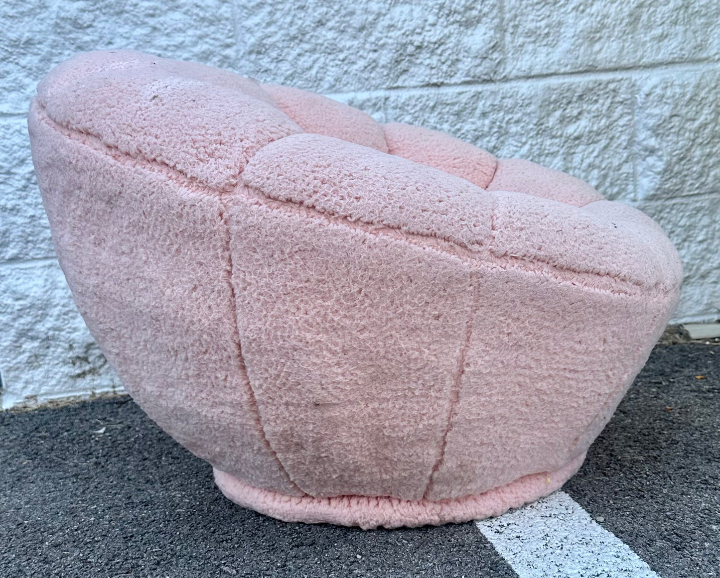 kids’ plush seashell accent chair with teddy/bouclé-style upholstery