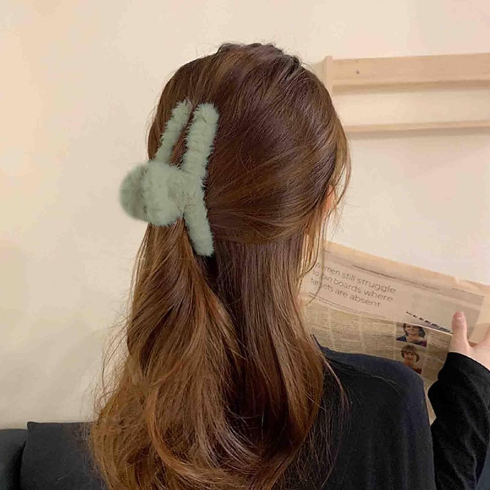 Erimberate Retro Fluffy Hair Claw Green Fluffy Claw Hair Clip Green Plush Hair Clip Barrettes Large Fuzzy Hair Claw Clips Faux Fur Jaw Clamp Winter Decorative Hair Accessories for Women