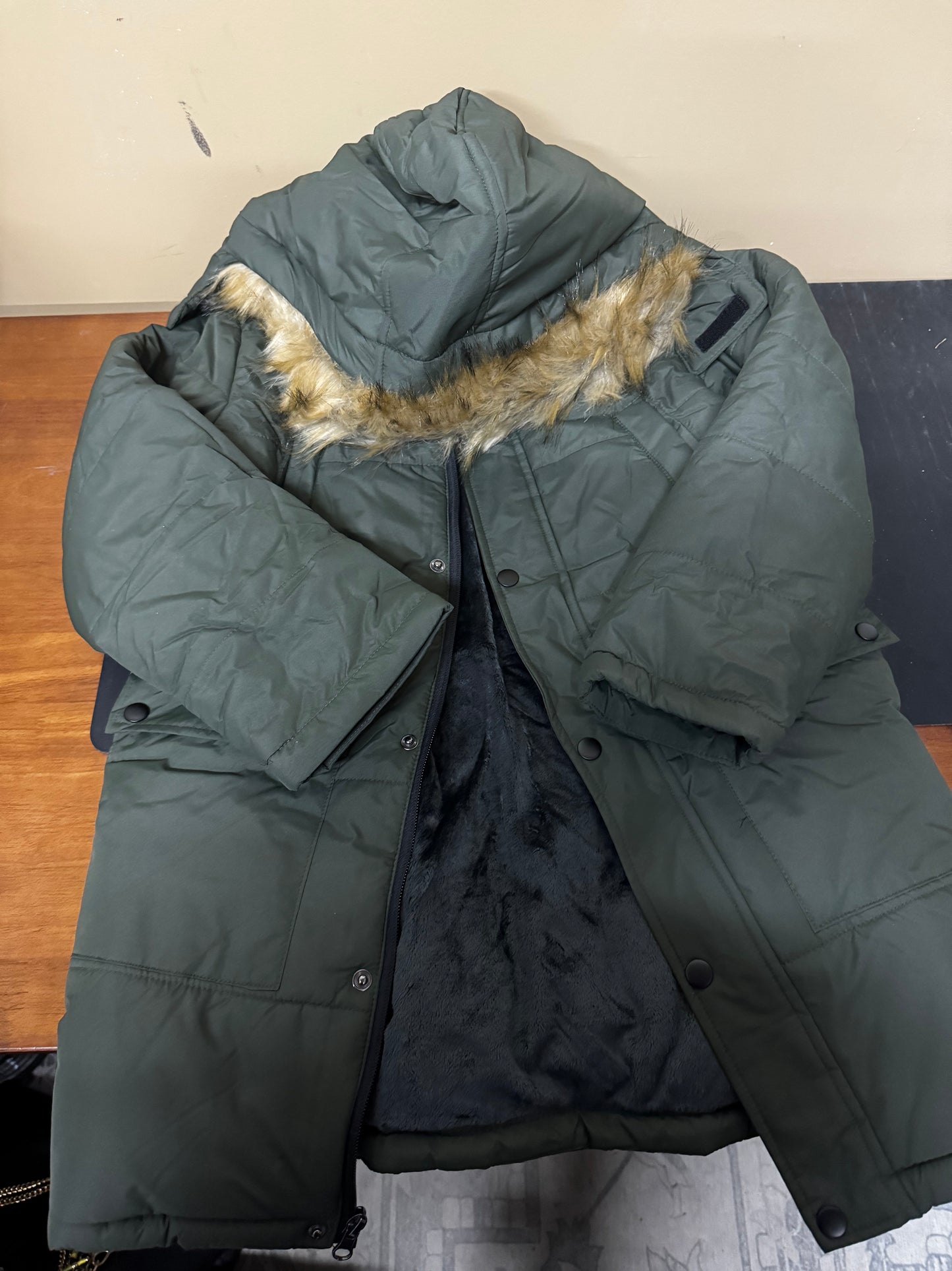Wantdo Green Hooded Winter Coat, Fleece Lined, 4 Pockets, Faux Fur Hood Puffer Coat (Size 8)