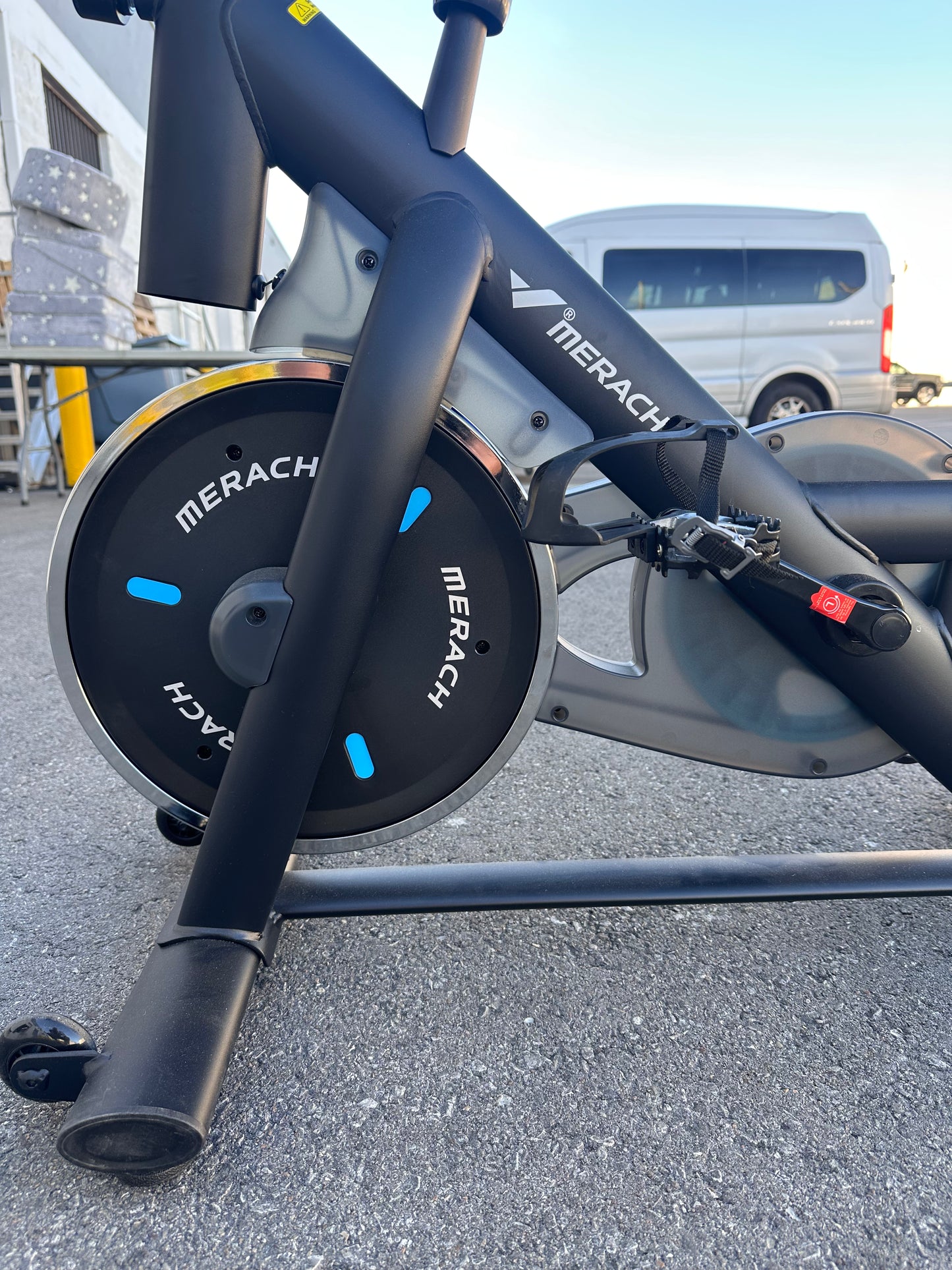 MERACH Stationary Exercise Bike, Low Noise Indoor Cycling Bike with 300lbs Weight Capacity, Tablet Mount and Fitness Courses for Weight Loss (W517))